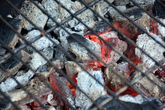 Brasas calentando parrillas de una barbacoa