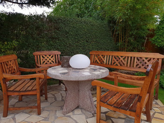 Sitzgruppe aus Holz im Garten