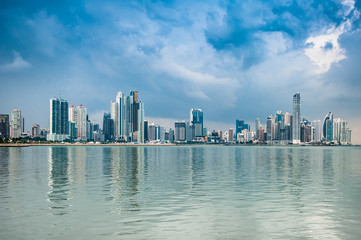 Panorami miasta nad zatoką Panama City