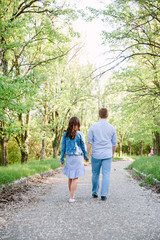 Obraz premium young couple walking in the park