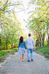 Obraz premium young couple walking in the park