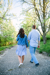 Obraz premium young couple walking in the park