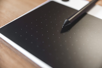 Photo of the graphic tablet on a wooden table