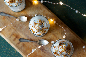 Dolce al cucchiaio con granella di nocciole