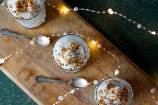Dolce al cucchiaio con granella di nocciole