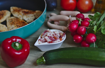 Dieta ketogeniczna kurczak na patelni i warzywa © Vanderbeck