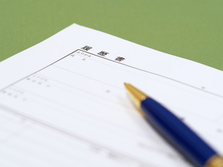 履歴書とペンのアップ