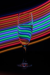 Sektglas mit Light Art Painting in Szene gesetzt