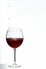 Ein Glas Rotwein einschenken