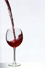 Ein Glas Rotwein einschenken