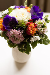 Blumenstrauß mit weißer Vase