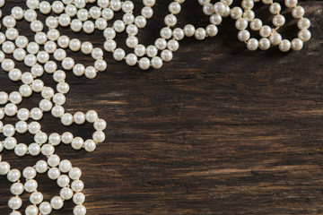 collier de perles sur fond de bois