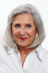Ältere Frau mit grauen Haaren