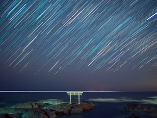 神磯の鳥居と星空