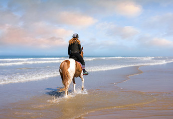 jolie cavalière sur la plage
