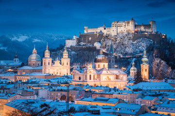 Fototapeta premium Klasyczny widok Salzburga w czasie Bożego Narodzenia w zimie, Austria