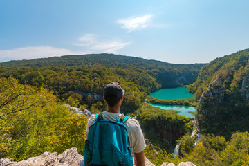 Junger Mann beim Wandern im Plitvice Nationalpark in Kroatien