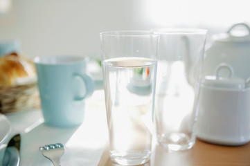 朝の食卓　水