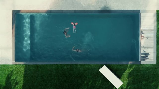 Mann springt in Pool