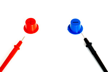 the red and black probes of the multimeter and the signs of polarity of the electric current