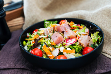 salad crude in melance of beans, kitchen of smoked tuna and sauce wasabi and cincemere