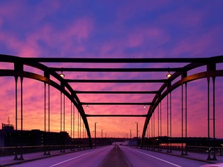 Brücke bei Sonnenaufgang