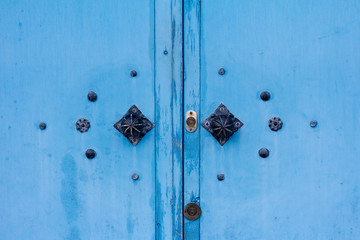 Puerta azul cerrada