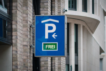 Fototapeta na wymiar parking sign showing available parking spot (german : frei) - parking lot -