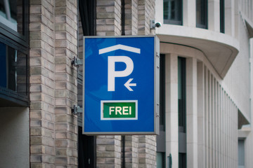  parking sign showing available parking spot   (german : frei)  -  parking lot -
