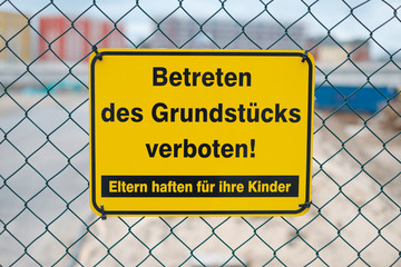 Betreten Verboten, Eltern haften für Ihre Kinder - Schild an Baustelle