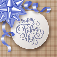 Obraz premium Fathers day greeting card with satin gift bow and handwritten message on tartan background