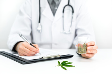 Arzt verschreibt legal Rezept - CBD Cannabidiol - Cannabis und Marihuana als Medizin 