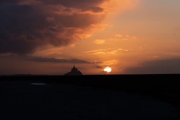 Fototapeta na wymiar Mont Saint-Michel au soleil couchant