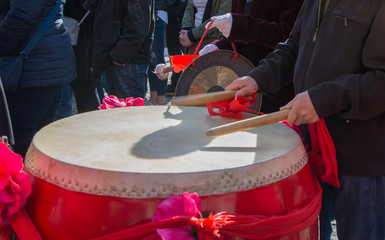 Persona tocando un tambor chino