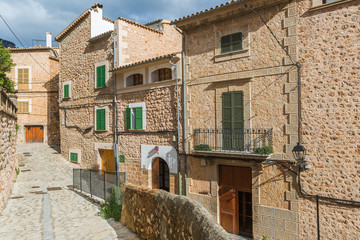 Mediterrane, rustikale Gasse mit Steinpflaster in der Altstadt von Fornalutx