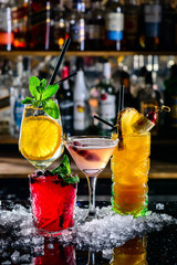 beautiful bright cocktails on the bar in the nightclub - obrazy, fototapety, plakaty