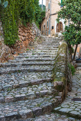 Fototapeta na wymiar Mediterrane, rustikale, Steintreppe schlängelt sich durch das Bergdorf Fornalutx