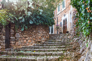 Rustikale, malerische, mediterrane, Gasse im spanischen Dorf Fornalutx