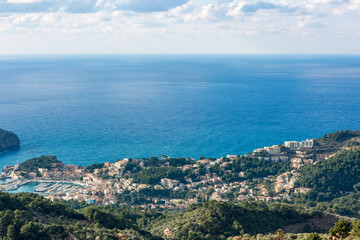 Obraz premium Hafen in der Bucht von „Port de Soller“ im Mittelmeer