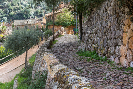 Mediterrane, rustikale Gasse mit Steinpflaster in der Altstadt von Fornalutx