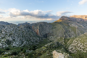 Die Gipfel der rauen, felsigen Berge im Norden Mallorcas werden von der Sonne goldig angestrahlt