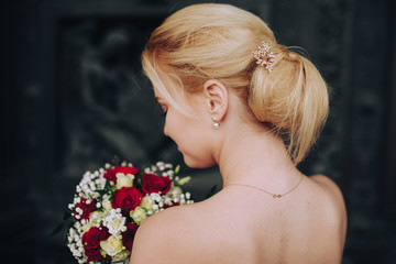 Obraz na płótnie Canvas bride with bridal bouquet