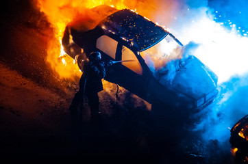 burning car is a flame. Firefighters extinguish the fire.