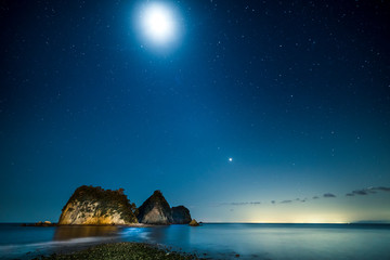 堂ヶ島のトンボロ　月夜 © Yasuhiro Iizuka