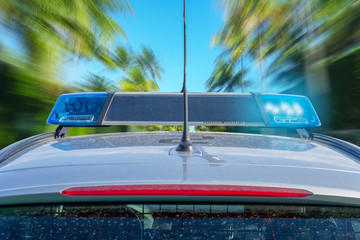 Polizeiauto im Einsatz mit Blaulicht