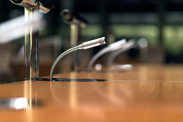 Mikrofon auf einem Tisch in einem Konferenzsaal – extrem viel Tiefenunschärfe für ausreichend Copyspace