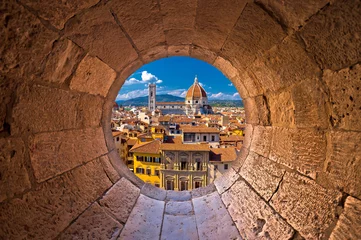 Photo sur Plexiglas Florence La cathédrale de Florence di Santa Maria del Fiore ou le Duomo vue par la fenêtre en pierre