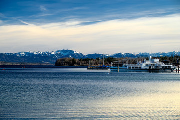 Naklejka premium Starnbergersee mit Alpen und Schiff