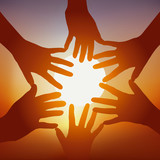 Concept de l’adhésion d’un groupe avec cinq mains tendues devant un coucher de soleil, pour symboliser l’union et la cohésion.