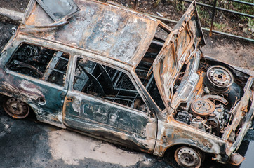 burning car is a flame. Firefighters extinguish the fire.